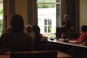De eerste spreker is Birgit Mara Kaiser. Ze schreef een theoretische inleiding over de uitdagingen die wereldliteratuur oplevert.