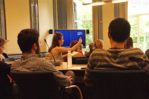 Naar aanleiding van de lezing van Roel Smeets wordt er gediscussieerd over de vraag of Parijs voor hedendaagse auteurs nog steeds hét culturele centrum is.